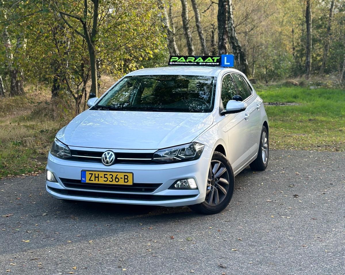 lesauto volkswagen polo met rijschoolbord.